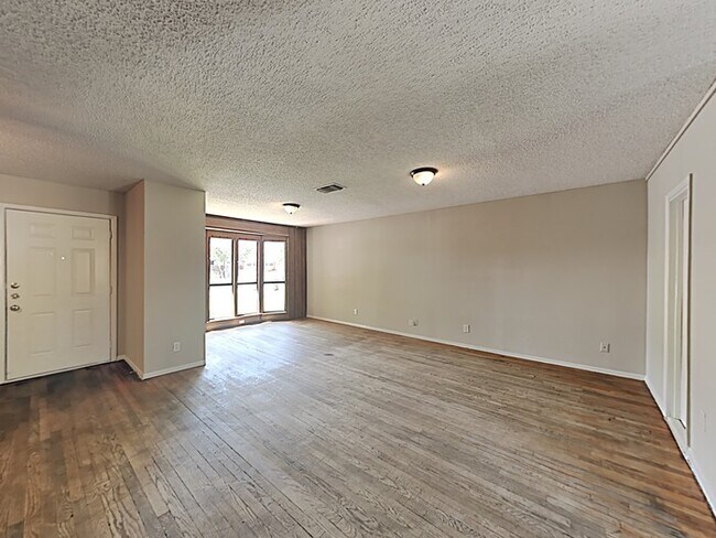 Foto del edificio - 2333 Lockhart Ave