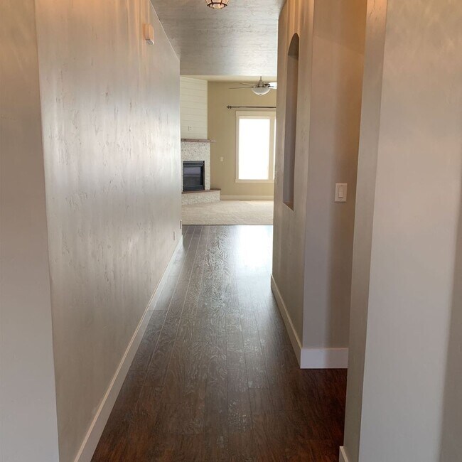 Building Photo - Elegant Star Living in Heron River!