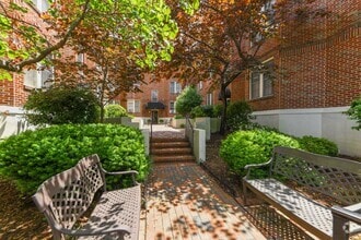 Building Photo - 828 N Elm St