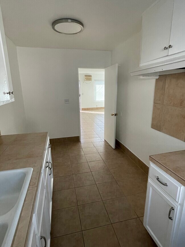 Estudio 2da vista de la cocina - 1513 S Arlington Ave