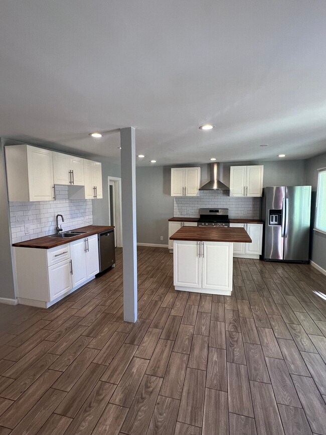 Kitchen - 1115 E Whitton Ave