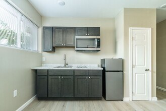 Building Photo - 104 S 51st St