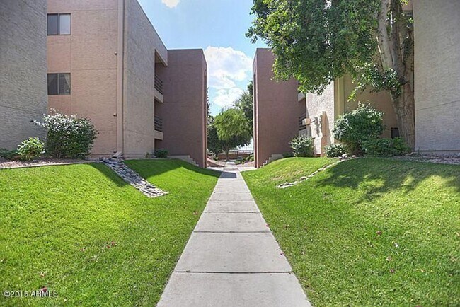 Building Photo - "FREE RENT! Early move-in available. Inter...