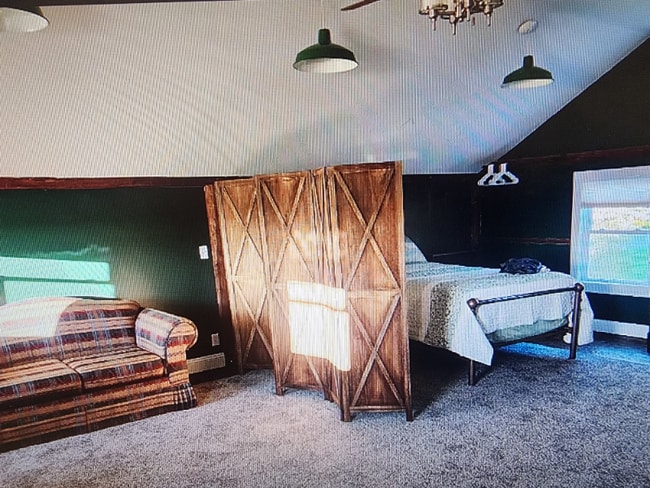 Building Photo - 7049 Lake Ave