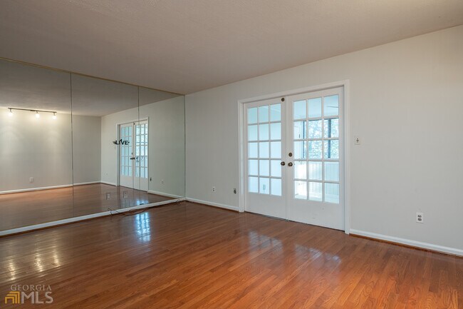 Foto del edificio - 82 Adrian Pl NW