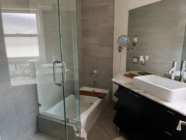 baño - 635 N Windsor Blvd