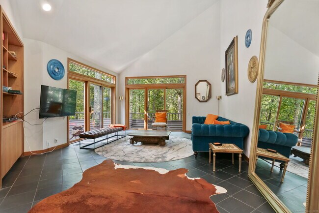 Foto del edificio - 352 Good Hill Rd