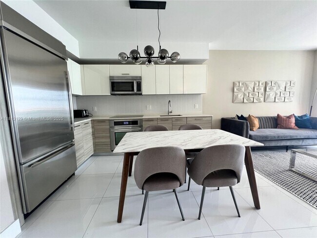 Building Photo - 1300 Brickell Bay Dr