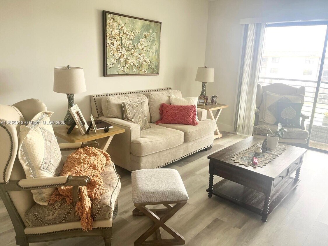 Foto principal - 4950 E Sabal Palm Blvd