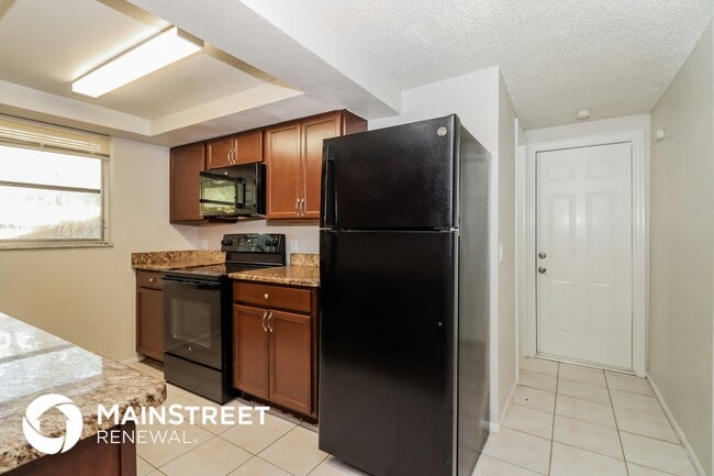 Building Photo - 6255 Maplewood Dr