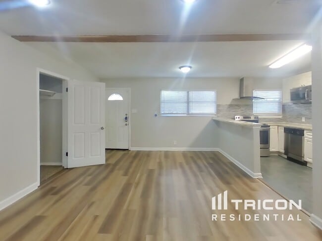 Foto del edificio - 244 Emporia Blvd