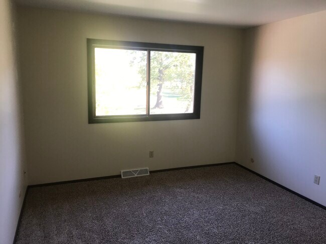 Bd Rm 1 - 614 N Elmer St