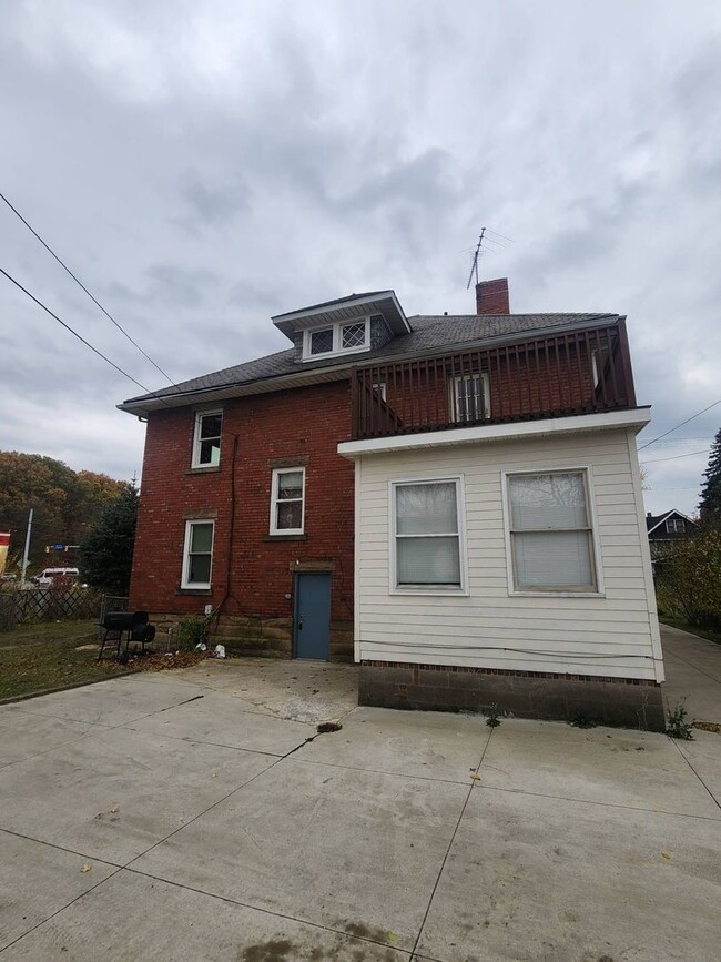 Building Photo - 1571 Dille Rd