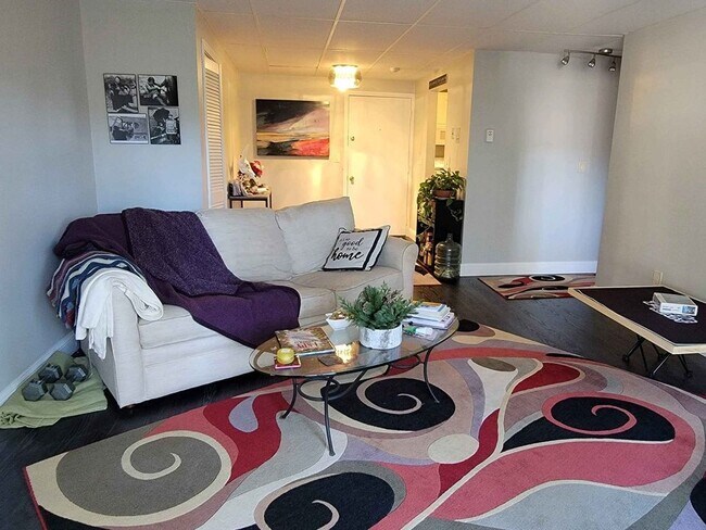 Building Photo - Updated 1 Bedroom, 1 Bathroom Condo in Woo...
