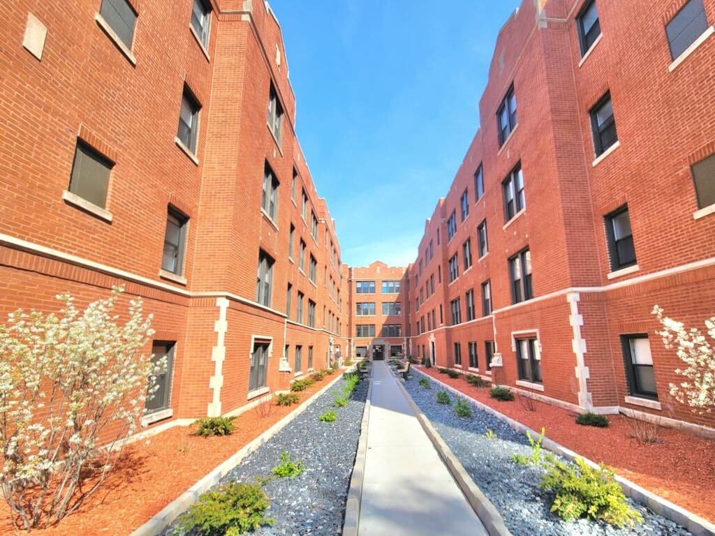 Primary Photo - 3942 N Janssen Ave