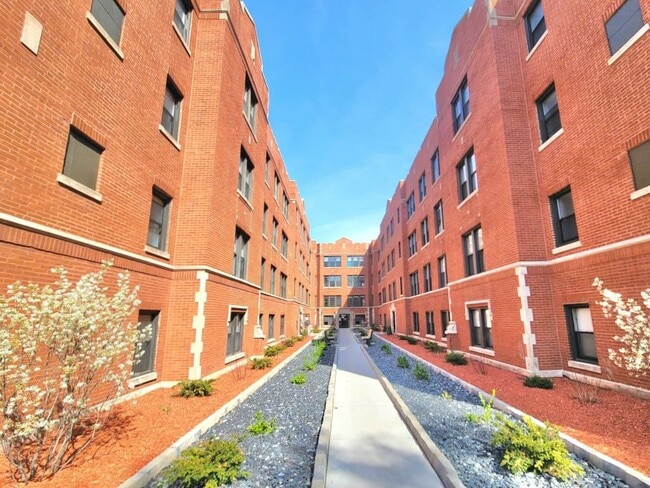 Building Photo - 3930 N Janssen Ave