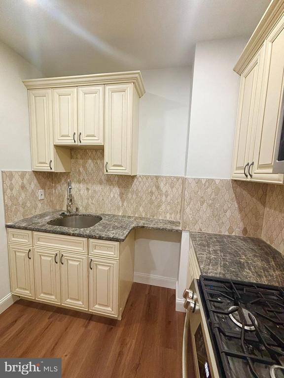 Foto del edificio - 320 Loney St