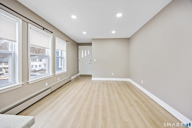 Building Photo - 87 Putnam St