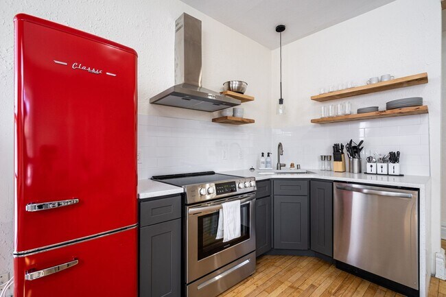 Foto del edificio - 4Bdrm Upper Flat of Eastside Duplex Fully ...