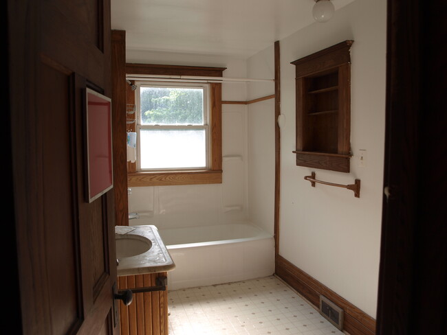 Full bathroom - 506 Mt Hope Ave