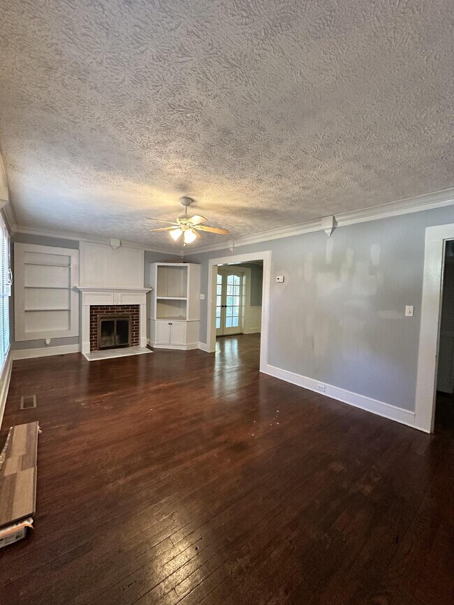 Building Photo - Charming 3 bed/1 bath in the city!