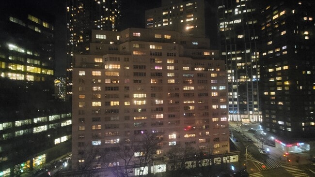 Building Photo - 140 W 69th St