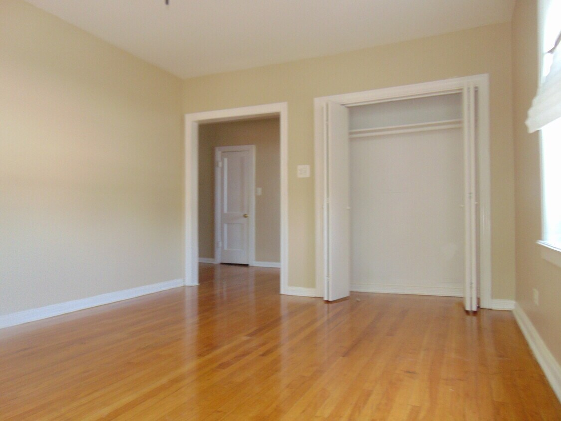 Primary Photo - 1511 W 82nd St