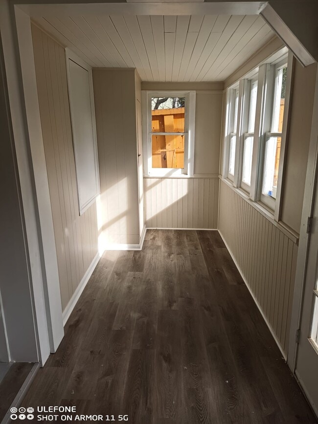 Building Photo - 2 Bed / 1 Bath Detached Home – $1,799 + Ut...