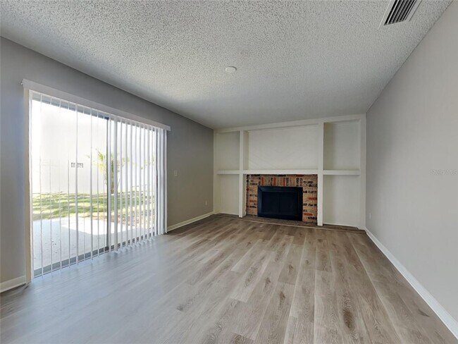 Foto del edificio - 646 Pine Forest Dr