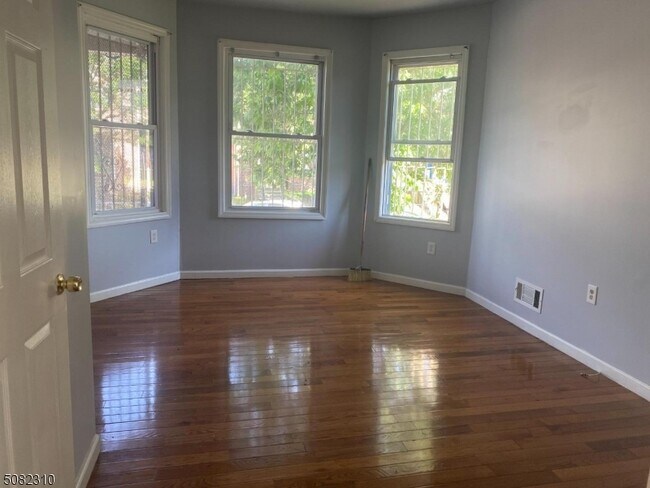 Foto del edificio - 131 Ridgewood Ave