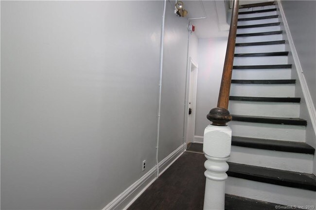 Building Photo - 147 Davis Ave