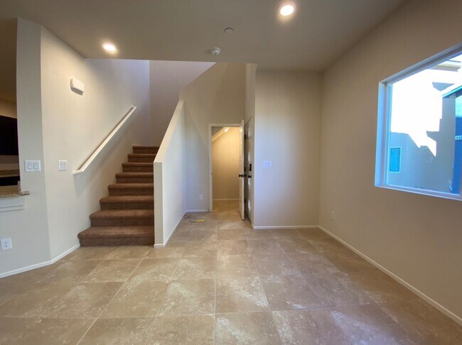 Foto del edificio - 4 BED 3 BATH Townhome, 1 LOFT, 2 GARAGES, ...