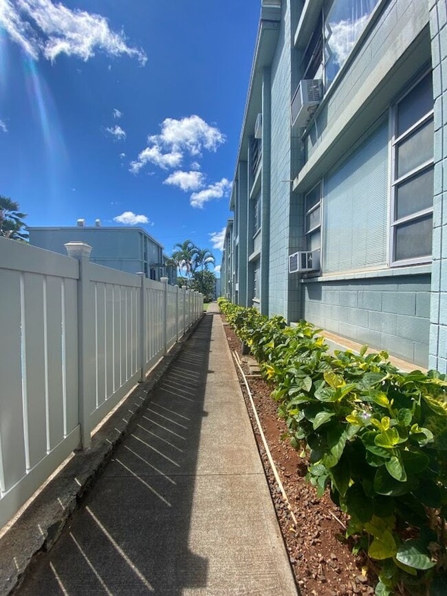 Building Photo - 98-1034-1034 Moanalua Rd