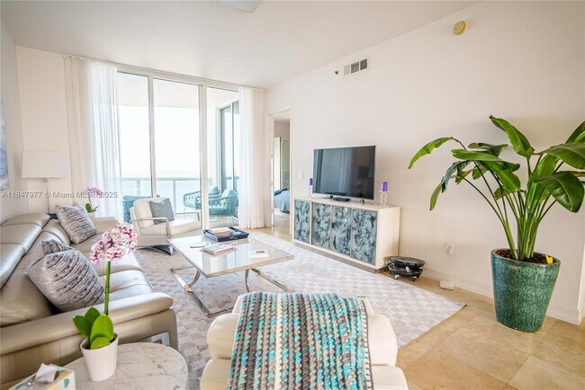 Building Photo - 15901 Collins Ave