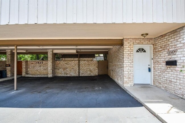 Building Photo - 1927 Stoney Brook Dr