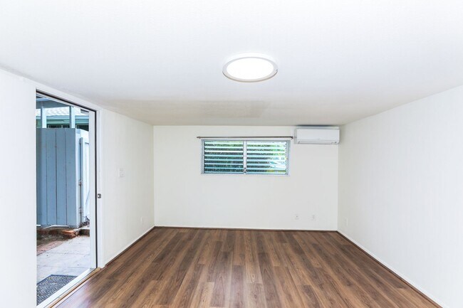 Foto del edificio - Kahala Avenue Beachside - remodeled 2 bedroom, 1 bath with Luxury Vinyl Plank Flooring