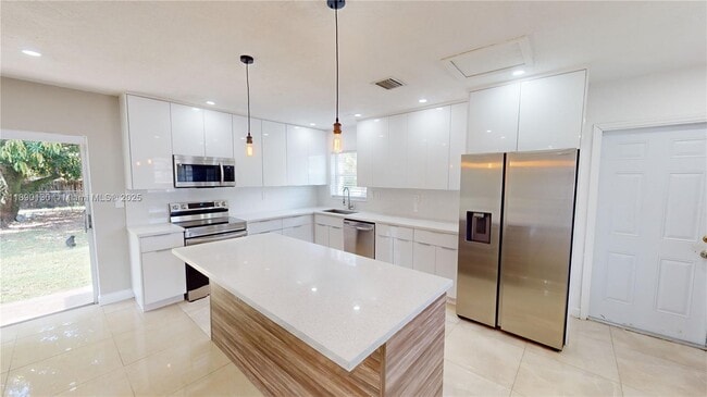 Foto del edificio - 3354 NW 181st St
