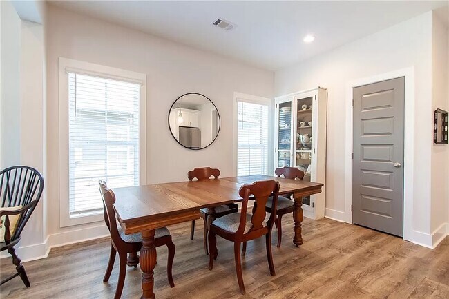 Foto del edificio - 1156 Burrow Cir