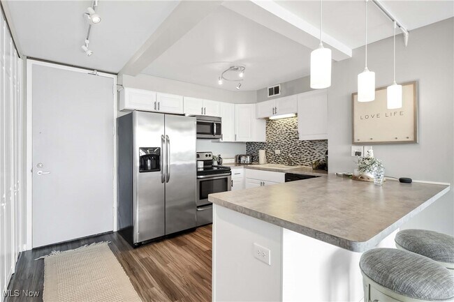 Foto del edificio - 12700 Lake Ave