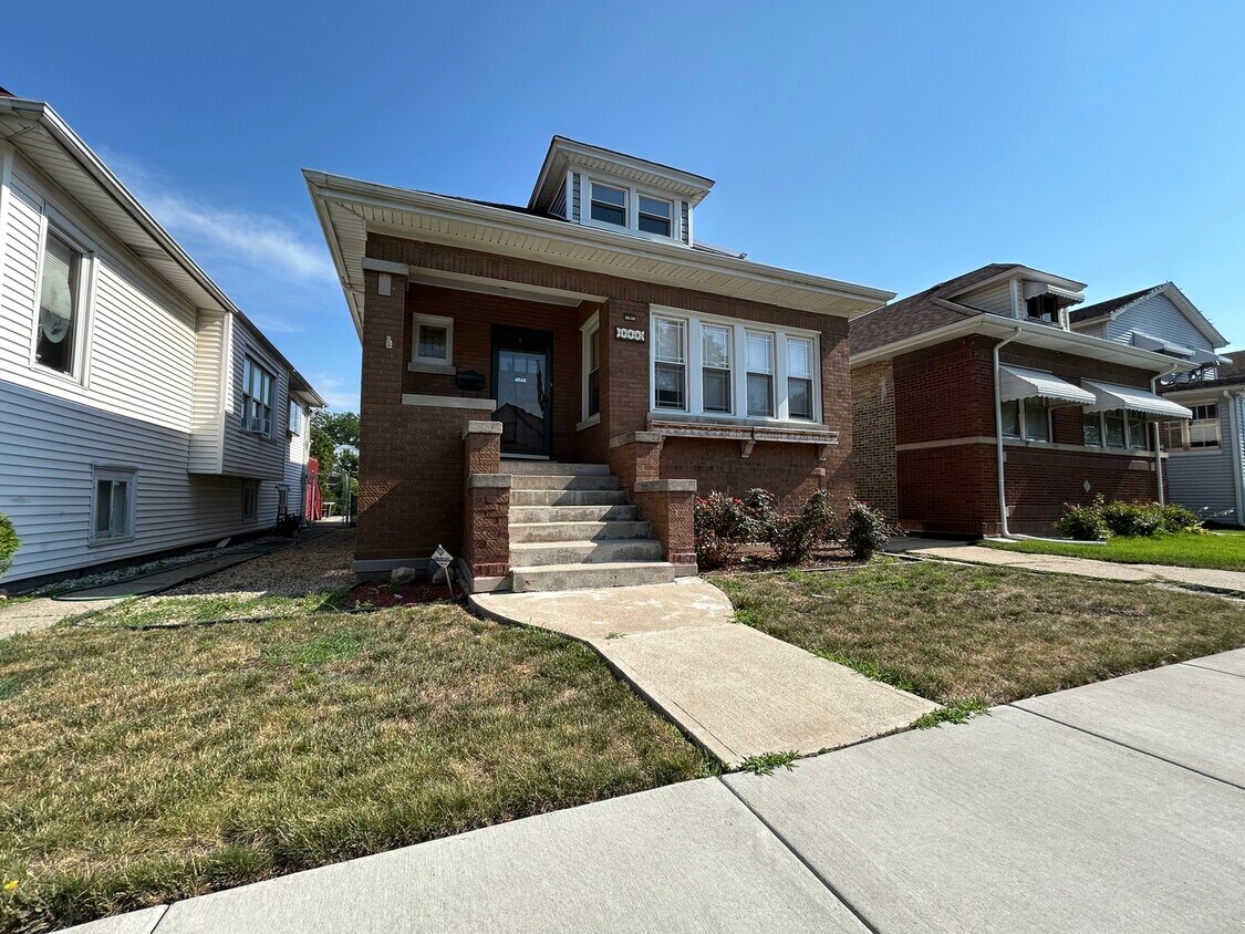 Foto principal - 4942 W Altgeld St