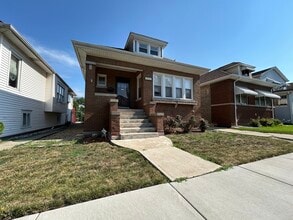 4942 W Altgeld St