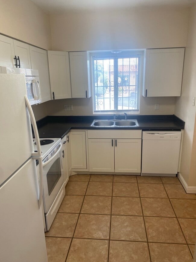 Kitchen - 920 S Pantano Rd