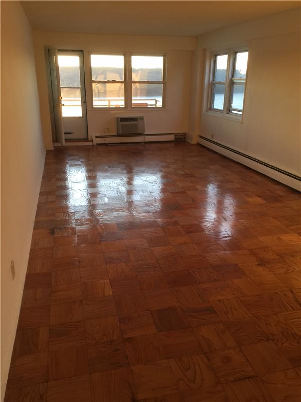 Foto del edificio - 1380 Riverside Dr