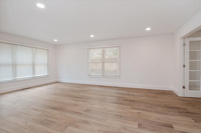 Zona de estar delantera, actualmente utilizada para una mesa de billar. - 1836 19th St