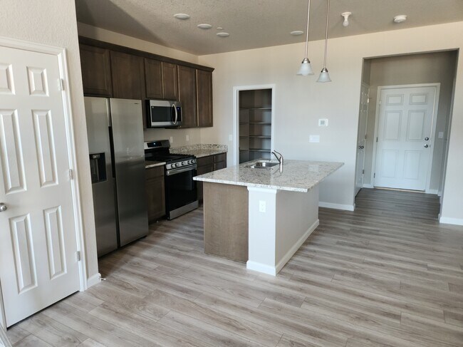 New Samsung appliances, gas range, slab granite, LVT flooring - 1567 Blue Sapphire Vw