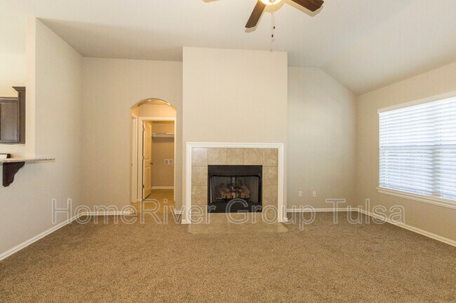 Building Photo - 13505 S Oak St
