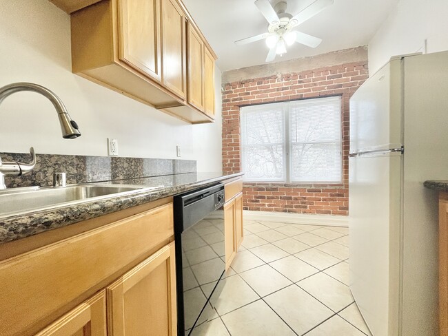 Building Photo - 800 N Las Palmas Ave