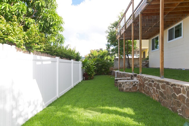 another perspective of lower yard . - 3043 Alencastre Pl