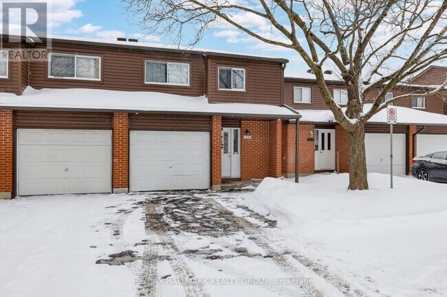 Photo du bâtiment - 1552 Queensdale Ave