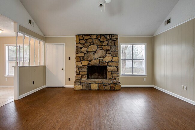 Foto del edificio - 5635 Crievewood Dr